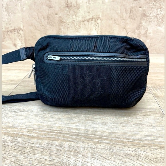 LOUIS VUITTON Black Damier Geant
Archer Waist Bag Unisex - Picture 2 of 10